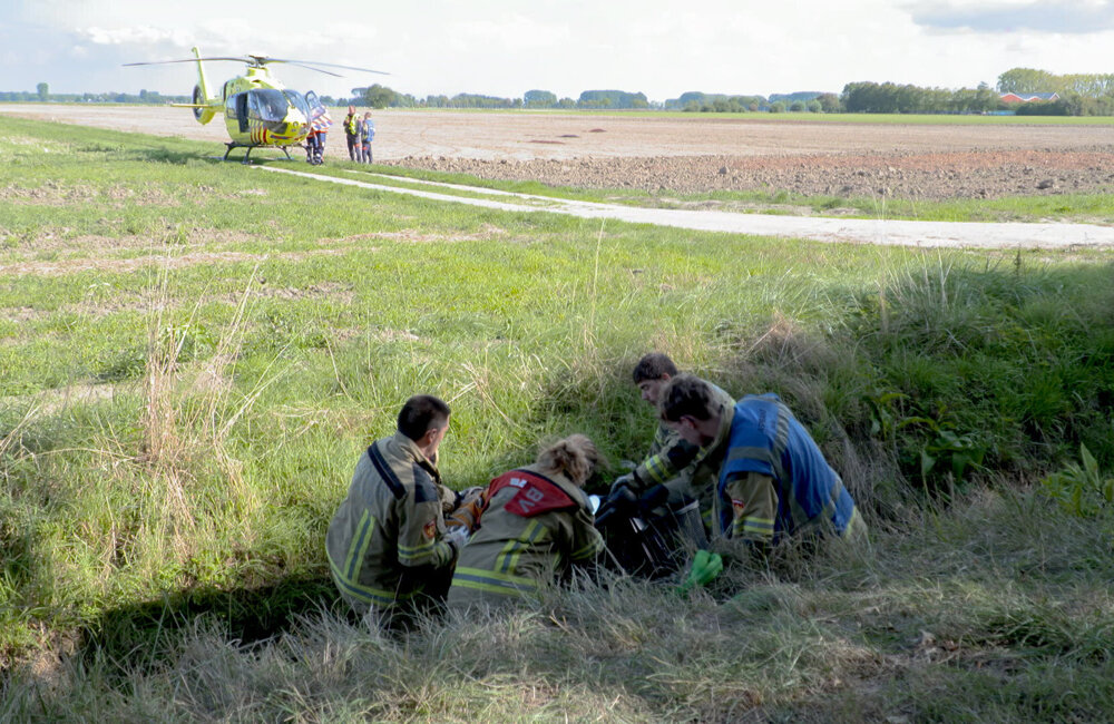 Ouder persoon bekneld onder schootmobiel in sloot.00_00_40_02.Still007.jpg