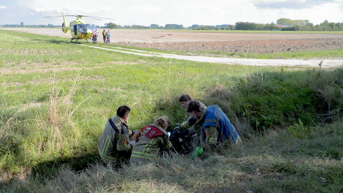 Ouder persoon bekneld onder schootmobiel in sloot.00_00_40_02.Still007.jpg