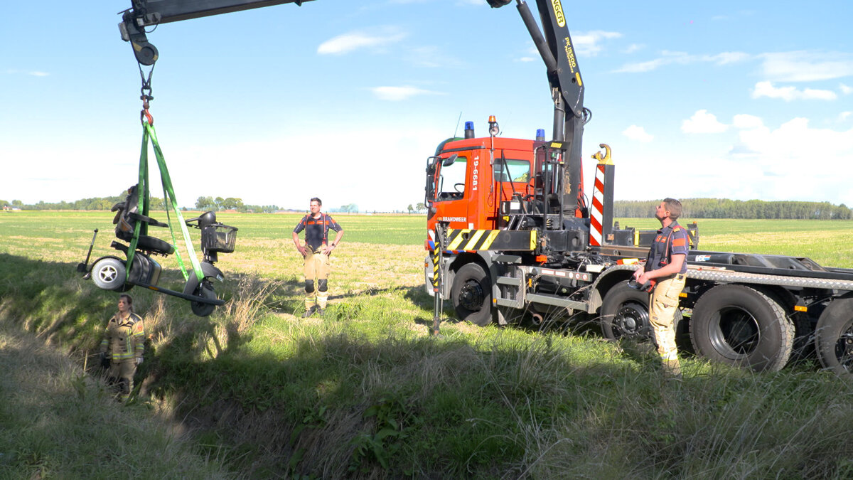 Ouder persoon bekneld onder schootmobiel in sloot.00_01_05_16.Still003.jpg